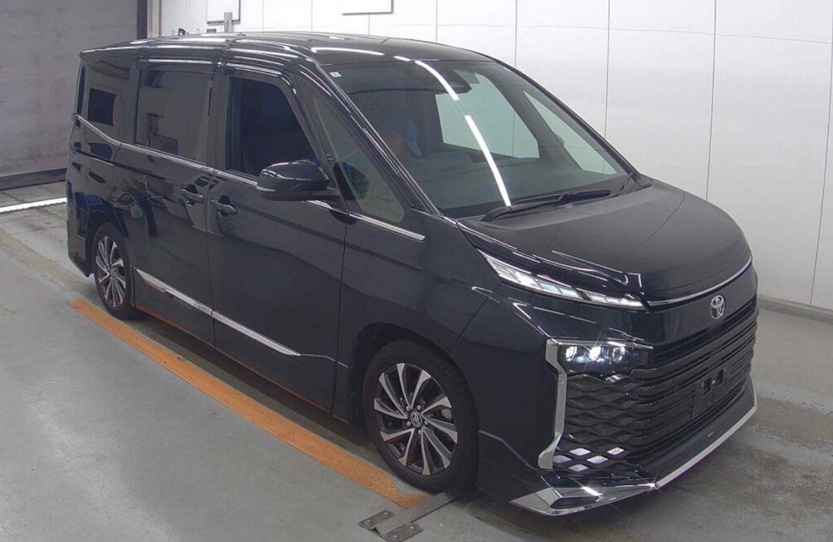 TOYOTA VOXY 2.0 S-Z (7 SEATER) — DD 338