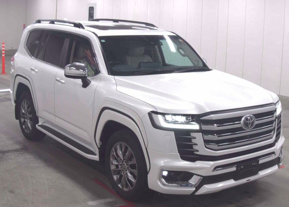 TOYOTA LAND CRUISER ZX WHITE — DD 328