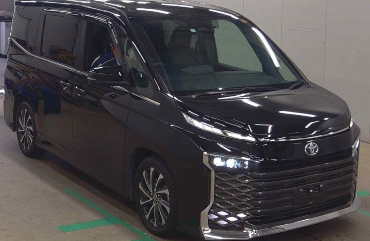 Toyota Voxy 2.0 S-Z 2023 Black — WN 213