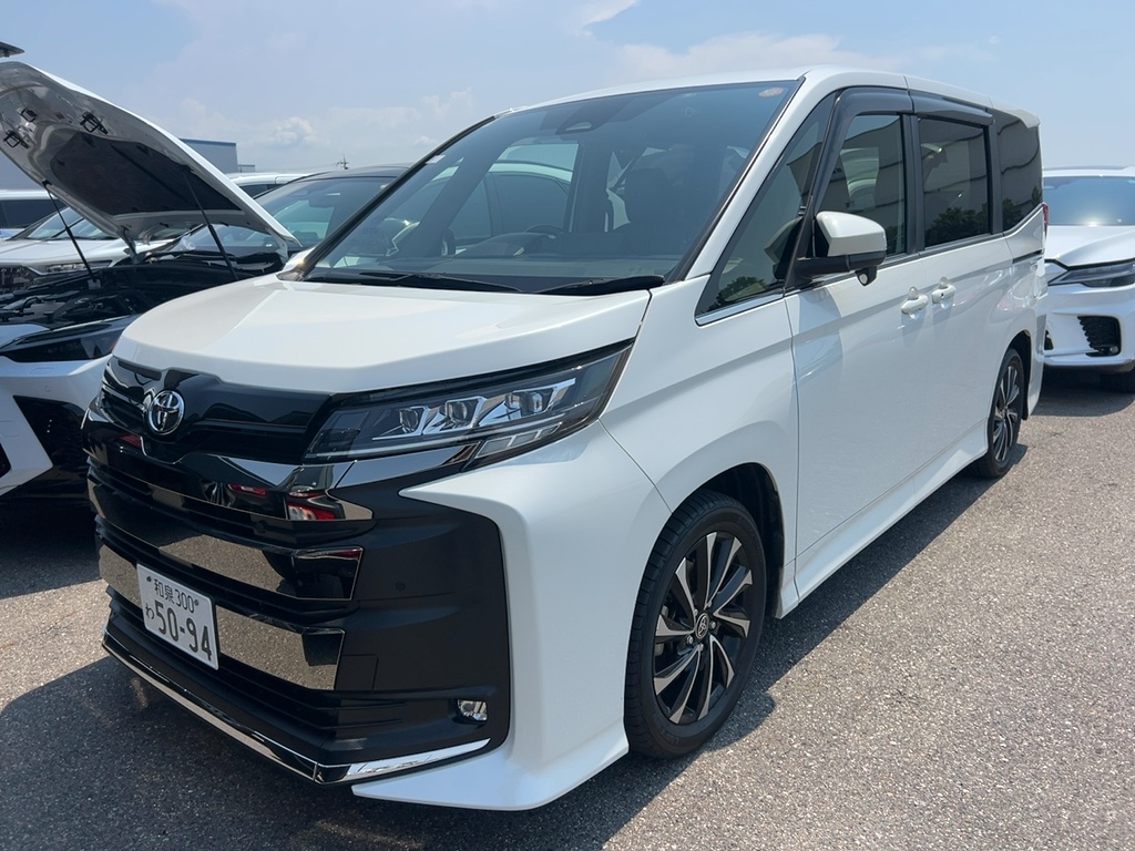 Toyota Noah 2.0 S-Z 2022 White — DC 714