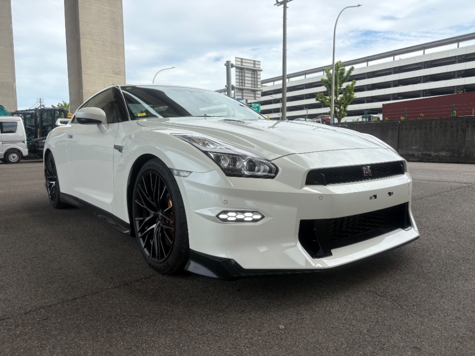 Nissan GTR Black Edition 2023 White — EW 552