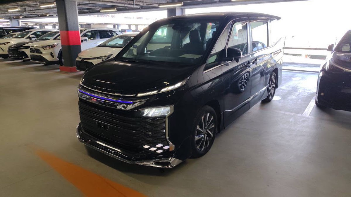 Toyota Voxy 2.0 S-Z 2022 Black — SA 2353